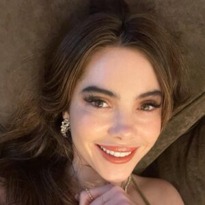McKayla Maroney Instagram - Merry Christmas Eve from my couch to yours 🍪🎄🕊🎁✨ 🦌