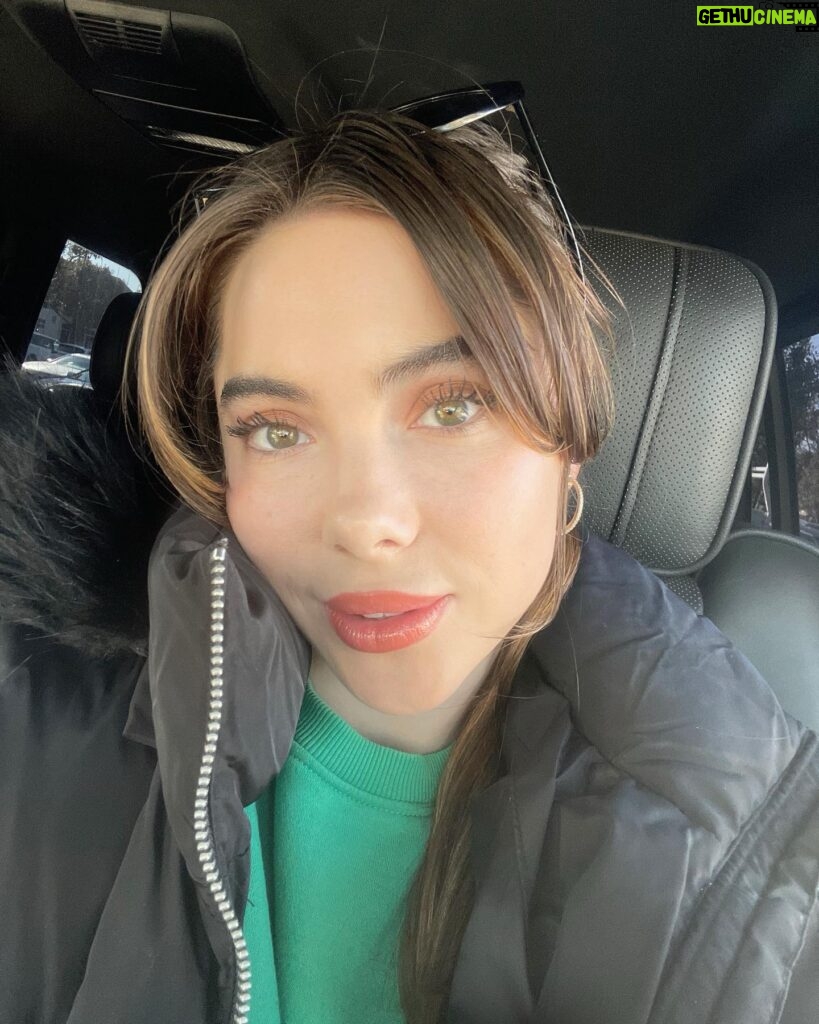 McKayla Maroney Instagram - May the light you carry shine so bright that darkness can’t comprehend it 🤣✨<3xo