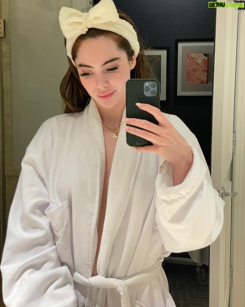 McKayla Maroney Instagram - Airplane mode type of night lol but I’m curious.. What does self care mean to you? 🧖‍♀️🛁✈️🤍 For me it means turning down other peoples noise, and tuning into myself. That in itself is a skill I’ve been working on for a while. Sometimes I need to reflect, and talk to God, and sometimes I just need to laugh and dance around. Mental health is yours to refine and define!!! We’re approaching the holidays aka “The Season of Giving” but if you’re not feeling happy and full within yourself how do you expect to give fully and completely to others?!?!?! The joy of giving is in expecting nothing back!! When your heart is full it feels good to want nothing back but someone’s happiness. So if you’ve been feeling empty, or drained I encourage you to dive deeper into yourself. Turn down other people’s noise, and listen closely to your own. What do you need? A little self care goes a long way my dear friend, and you deserve nothing but the best. 😘💌 I hope this all made sense 🤣 Wishing you a heart full of joy this evening. Best, M ✨ #selflove #selfcare #selfcaresunday