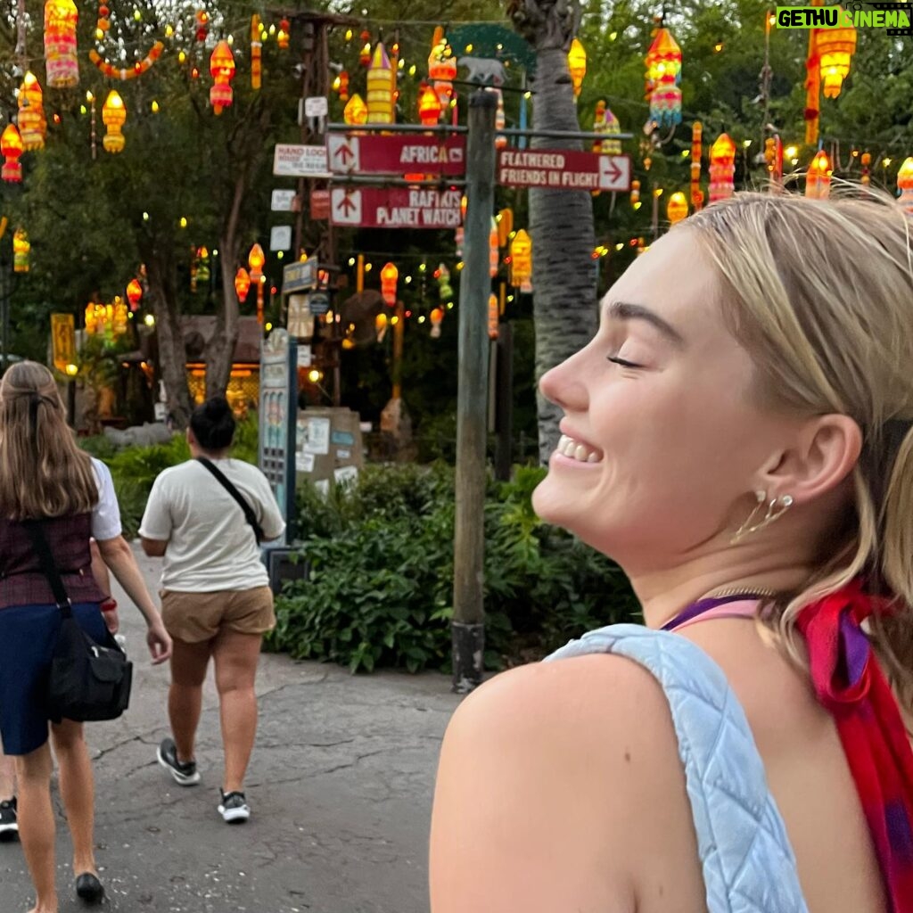 Meg Donnelly Instagram - thank u @waltdisneyworld * ੈ✩‧₊˚#waltdisneyworld! i love all the nostalgia & eating pickles on pirates of the caribbean (i <3 corn) !!! 🎀🩷