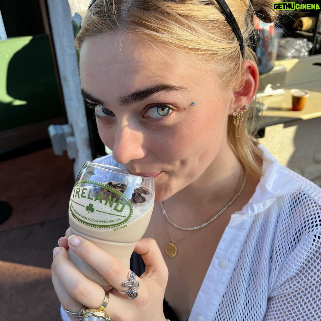 Meg Donnelly Instagram - thank u @waltdisneyworld * ੈ✩‧₊˚#waltdisneyworld! i love all the nostalgia & eating pickles on pirates of the caribbean (i <3 corn) !!! 🎀🩷