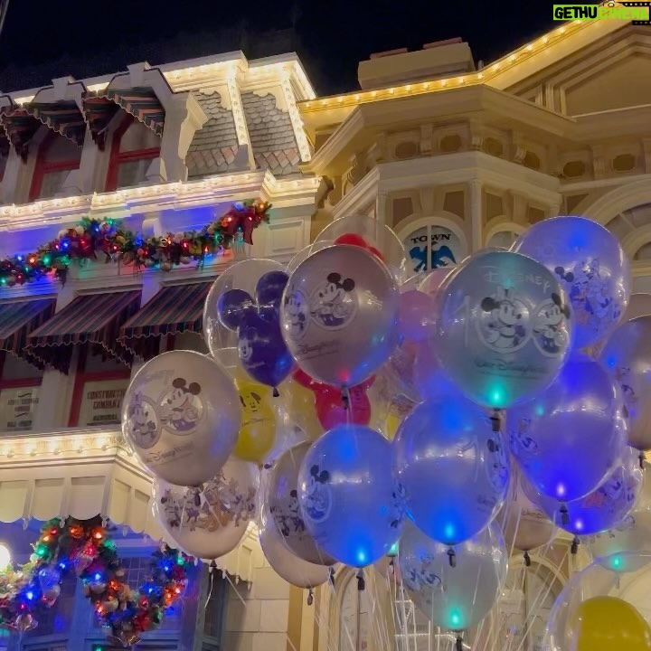 Meg Donnelly Instagram - thank u @waltdisneyworld * ੈ✩‧₊˚#waltdisneyworld! i love all the nostalgia & eating pickles on pirates of the caribbean (i <3 corn) !!! 🎀🩷