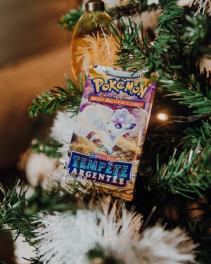 Meg Verschelle Instagram - P’tite ouverture avant l’heure d’un super cadeau Pokémon ! 
Je n’ai pas attendu le V mais 🤫🤫 
#sponsorisé @jccpokemon_fr #JCCPokemon #TempêteArgentée
📸: @alexandrep__