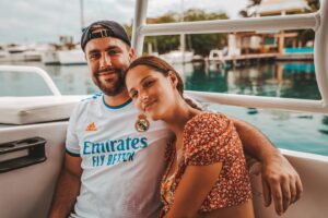 Meg Verschelle Instagram - La fin de l’été est imminente, notre voyage à nous est terminé mais MERCI à mes croûtons préférés pour ces moments inoubliables. Vous êtes des grands fous mes loulous. 🤍
En espérant que ce voyage vous a fait voyager avec nous. ⛵️
J’ai passée un des meilleurs voyage de ma vie accompagnée de mes amies qui fond partie de ma famille 💕.
J’oublie pas d’où je viens, ces moments là sont dingues !! Merci aussi à vous de nous suivre dans nos aventures les plus folles. 💯💕
Profitez de vos derniers jours de vacances, prenez soin de vous. 🧡
Et restez de votre folie en mode sapapayette 🥳