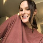 Meg Verschelle Instagram - Morning routine avec ma nouvelle brosse à dents iO9 de chez @oralbfrance Grâce à sa brossette ronde et son capteur de pression, je prends soin de mon sourire de manière plus efficace et plus douce ! #MerciMesDents D’ailleurs, pour tenter de gagner la nouvelle iO9 d’une valeur de (369,99€) tu dois : •⁠ ⁠être abonné à @pidi_meg & @oralbfrance •⁠ ⁠⁠précise si tu es team manuelle ou électrique •⁠ ⁠⁠tag 2 amies en commentaire Résultat du concours le 25/ 03 ! Collaboration commerciale #OralB