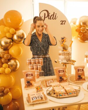 Meg Verschelle Instagram - Chanceuse et reconnaissante d’être si entourée le jour de mes 27 ans 💛 bien que ma famille et surtout mon jumeau ne sont pas présents en ce jour spécial 🥺
Merci pour tout, merci à vous d’avoir pensé à moi.
Merci particulier à l’amour de ma vie de me supporter depuis presque 11 ans dans quelques jours. 🤍
Merci ma soeur et mon frère pour vos mots doux et mes amies proches ou même de loin.
Je suis là plus heureuse du monde. 

Merci aux prestataires:  @unepartdecharlotte 🎂 et @myeventbys pour la déco 🎁