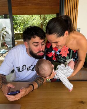 Meg Verschelle Instagram - Bonne fête à tous les parrains et les marraines ❤️🌈 
Merci à ma bouse national d’être le meilleur parrain de 2023 💜👶🏻