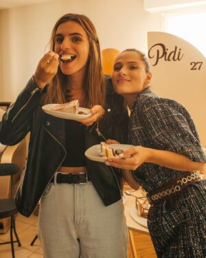 Meg Verschelle Instagram - Chanceuse et reconnaissante d’être si entourée le jour de mes 27 ans 💛 bien que ma famille et surtout mon jumeau ne sont pas présents en ce jour spécial 🥺
Merci pour tout, merci à vous d’avoir pensé à moi.
Merci particulier à l’amour de ma vie de me supporter depuis presque 11 ans dans quelques jours. 🤍
Merci ma soeur et mon frère pour vos mots doux et mes amies proches ou même de loin.
Je suis là plus heureuse du monde. 

Merci aux prestataires:  @unepartdecharlotte 🎂 et @myeventbys pour la déco 🎁