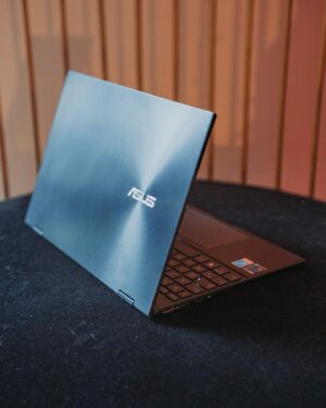 Meg Verschelle Instagram - Boulot Time avec mon petit ASUS ZenBook Flip 13 OLED, certifié Intel Evo. 💻#IntelEvoExperience. 🥰 
Je l’ai reçu grâce à @IntelFrance et franchement je suis comblée, surtout pour le montage avec l'écran OLED tactile, c'est parfait. Léger, rapide et 11h d'autonomie ! J'suis fan 😍

@asusfrance  #Ad ✨♥️
📸: @alexandrep__ 🤍
