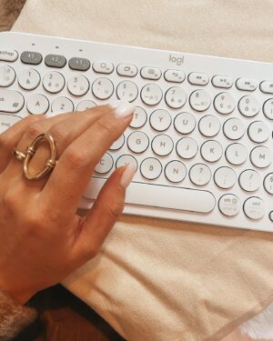 Meg Verschelle Instagram - Back to the office 🤎
 @logitech 🤙🏽
#worklifeupgraded 
#lequotidienréinventé