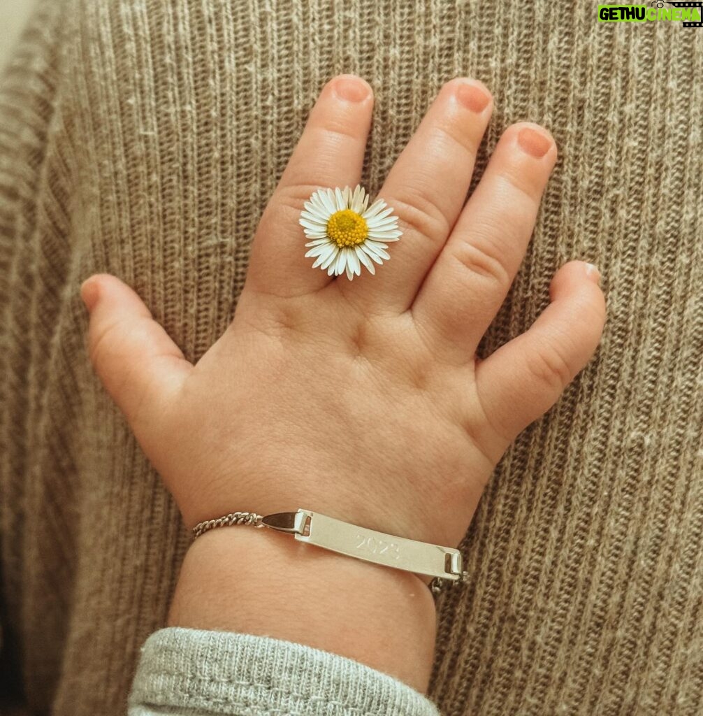 Meg Verschelle Instagram - 🤍 mon petit trésor avec le cadeau de son parrain 🌼