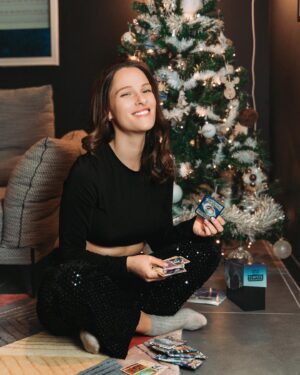 Meg Verschelle Instagram - P’tite ouverture avant l’heure d’un super cadeau Pokémon ! 
Je n’ai pas attendu le V mais 🤫🤫 
#sponsorisé @jccpokemon_fr #JCCPokemon #TempêteArgentée
📸: @alexandrep__