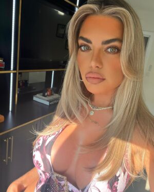 Megan Barton Hanson Instagram - NEW HAIR. NEW MOOD. NEW DAY. 🌴