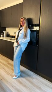 Megan Barton Hanson Instagram - MEGAN BARTON-HANSON KITCHEN WRAP 🖤 Huge thanks to @meganbartonhanson_ for having us in to wrap her kitchen 🤝🏻 She chose a classy black and brushed gold interior film combo to transform her doors and carcasses. Also a big thanks to @_architextural & @lxhausys_global for their support with the material. Best suppliers in the game 👊🏼 #kitchenwrap #kitchenwrapping #homedecor #kitchendesign #asmr #loveisland