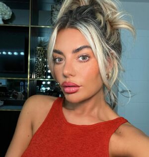 Megan Barton Hanson Instagram - Obsessed with this @utanofficial world first tanning pen!