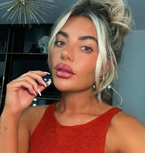 Megan Barton Hanson Instagram - Obsessed with this @utanofficial world first tanning pen!