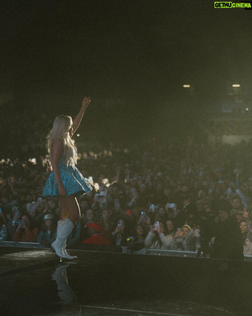 Megan Moroney Instagram - first show of the year was very sparkly n blue ✨🫶🏼💙