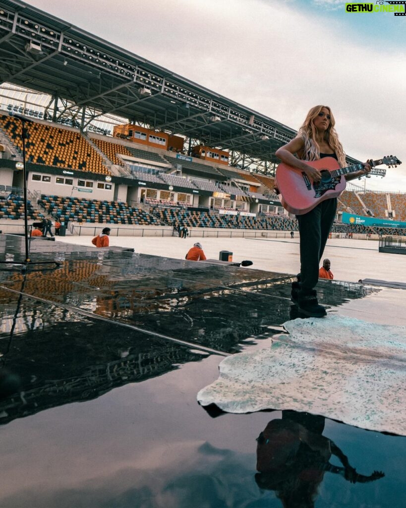 Megan Moroney Instagram - first show of the year was very sparkly n blue ✨🫶🏼💙