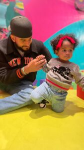 Melanie Fiona Instagram - Uhhh… Can you say…. #DaddysGirl?!?! 😍😭🥰 Baybeeee… I may as well have been a stork… cause the way this girl is ALL ABOUT HER DAD?!?! tuh! 🫠 I can’t even get my feelings hurt, cause this is my wish for every little girl. 🥹 This is a #DadAppreciationPost. S/o to all the great ones… and THE BEST one @jaredcotter 💜
