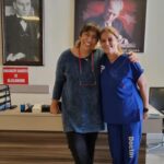 Melek Baykal Instagram - Sevgili güzel doktorumuz🥰benim ve ailem için çok özelsin… Sizin gibi değerli doktorlarımız ne yazıkki çok azaldı…😔 Sizlere sahip çıkabilirsek eğer bu bizim en büyük mutluluğumuz olur🙏 #14marttıpbayramı kutlu mutlu olsun♥️ Seni çok seviyoruz @dilektucer #gastroenterologia #14marttıpbayramıkutluolsun