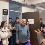 Melek Baykal Instagram - Öğretmenleri emekli oluyor ❤️ Öğrencilerin öğretmene sürprizi 🥰 İzlerken bile gözlerim doldu varolun öğretmenim 💐