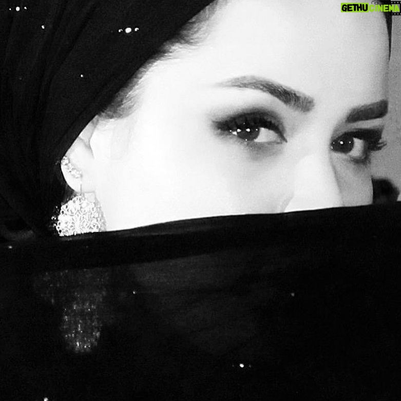 Melika Sharifinia Instagram - . ثانیه‌ها از چشمانم سُر می‌خورند سرم را می‌چرخانم ساعت ‌هزار و پانصد است می‌گویم: چه زود گذشتند این ثانیه‌های طاقت‌فرسا می‌گوید: زود گذشتند؟ خودِ صادق‌ترِ درونم می‌گویم: حتما زود گذشتند که من حس‌‌شان نکردم! می‌گوید: اگر زود گذشته بودند گذرشان طاقت‌فرسا نبود اگر زود گذشته بودند این ساعت بدبخت به هزار و پانصد نمی‌رسید اگر زود گذشته بودند الان مبحث ما «ثانیه»‌ نبود و توی احمق تمام‌شان را نشمرده بودی و تمام شب را می‌گویم: خفه شو می خوابم . . 📝: مل.ش #هذیان_های_بی_امان_یک_خواب_زده