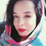 Melika Sharifinia Instagram - ا تست هوش⁉️ا بارون شدیدی داره می‌باره با ماشینی که فقط «دو تا» صندلی داره داری از خیابون رد می‌شی به جلوی یک ایستگاه اتوبوس می‌رسی سه نفر اونجا ایستادن اولی یک پیرزنِ مریضه دومی کسی که عاشقش هستی و سومی رفیق صمیمی‌ت که یک‌بار جونت رو نجات داده ! چیکار می‌کنی؟ ا ا #ملیکا_شریفی_نیا #تست_هوش #هوش #خلاقیت #بفرمایید