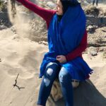 Melika Sharifinia Instagram - ا زندگی درست شبیه همین عکسه شنی که داره می‌ریزه عمرمونه که شاید اندازه‌ش دست خودمون نباشه ولی چگونه گذروندنش فقط و فقط دست خودمونه و این ماییم که تعیین می‌کنیم ریختنش با لبخند همراه باشه یا افسوس ! ا شما چه حسی به عمرِ رفته‌تون دارین؟ از عملکردتون راضی هستین؟ فکر کردن به گذشته‌ لبخند براتون میاره یا افسوس ؟ ا همیشه همه‌ی نظراتتون رو می‌خونم و لذت می‌برم متاسفانه فرصت نمی‌شه به تک‌تک‌تون جواب بدم پس کامنتای جذاب رو لایک می‌کنم 😉❤️ ا هرکی حوصله‌ش سر رفته استوریمو ببینه یه کم بخنده ! 😀 ا ا #ملیکاشریفی_نیا #ملیکا_شریفی_نیا #ساحل #زندگی #عمر #بازیگر #melikasharifinia #actress #iranianactress #painter #iranianpainter #artist #iranianartist