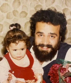 Melika Sharifinia Instagram - .
تولدت مبارک عزیزدل من 
که همیشه این‌طور خندونی♥️
.
تو 
بامزه‌ترین
خوش‌اخلاق‌ترین
و خوش‌سفرترین پدری هستی
که می‌تونستم برای خودم آرزو کنم 
بمون برام💋
.
.
.
یاد همه‌ی پدرانِ رفته سبز💚
.
.
#تولد #پدر #عشق #زندگی #نفس