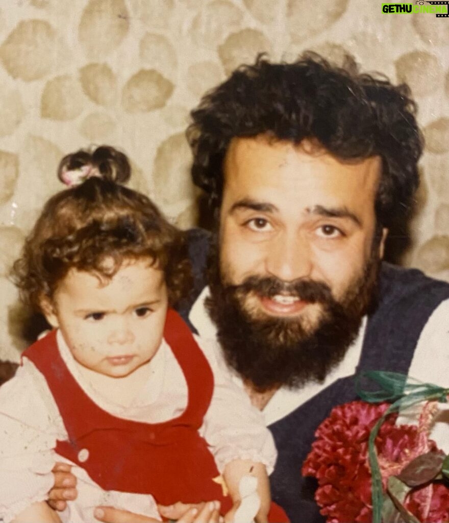 Melika Sharifinia Instagram - . تولدت مبارک عزیزدل من که همیشه این‌طور خندونی♥️ . تو بامزه‌ترین خوش‌اخلاق‌ترین و خوش‌سفرترین پدری هستی که می‌تونستم برای خودم آرزو کنم بمون برام💋 . . . یاد همه‌ی پدرانِ رفته سبز💚 . . #تولد #پدر #عشق #زندگی #نفس