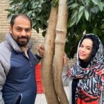 Melika Sharifinia Instagram - مهدی آذرپندار مدیر گروه فیلم و سریال شبکه سه سیما درباره حواشی یک هفته‌ اخیر پیرامون سریال «کتونی زرنگی» که منجر به توقف پخش این سریال شد، به خبرنگار مهر گفت: همانطور که شبکه سه بدون درنگ و با قاطعیت در برابر کامنت توهین‌آمیز کارگردان این سریال در فضای مجازی موضع گرفت و پخش سریال را داوطلبانه متوقف کرد، با همان قاطعیت نظر شبکه این است که این سریال مشکل فنی و محتوایی ندارد؛ مگر اینکه نقد و شوخی با رویه‌های غلط در دولت و مجلس را در این سریال، اشکال محتوایی بخوانیم! وی افزود: تهیه‌کننده‌ سریال «کتونی زرنگی» محمدرضا شفاه و نویسندگان جوان و حزب‌اللهی و مستعد آن محسن ملکی و حسین حقیقی از خوشنام‌ترین چهره‌های جبهه‌ فرهنگی انقلاب در حوزه‌ مدیریتی، فیلمسازی و نویسندگی بوده و هستند و بدیهی است از چنین ترکیبی، یک اثر غیرقابل پخش از جهت محتوایی درنخواهد آمد. حتی کارگردان سریال هم که آن موضع تند از او منتشر شد و البته تا امروز دوبار بابت آن عذرخواهی کرده است، تا قبل از آن موضع‌گیری به‌عنوان فیلمساز برگزیده‌ جشنواره‌ عمار شناخته می‌شد و فیلم «قندون جهیزیه‌»‌ او بارها و بارها از رسانه‌ ملی پخش شده بود. آذرپندار با اشاره به اظهارنظرهای هفته گذشته در مورد کیفیت سریال ادامه داد: جالب است بدانید که تا همین امروز، تنها پنج قسمت راف کات شده از سریال «کتونی زرنگی» تحویل نهادهای نظارتی سازمان شده است و اظهارنظرها بر اساس همین پنج قسمت نهایی نشده است. عجیب اینکه ظاهرا دوستان بر همین اساس، به قضاوت کاملی از کیفیت این سریال که بودجه‌ بیت المال صرف آن شده، رسیده‌اند و هیچ درخواستی هم مبنی‌بر ارسال باقی قسمت‌ها به ما نداشته‌اند! وی همچنین بیان کرد: البته ممکن است دوستانی در جواب بنده، مصاحبه کنند و بگویند بر اساس همین پنج قسمت به این تحلیل رسیده‌اند که کار کلا قابل‌پخش نیست. سوال اساسی من اینجاست که آیا این پول صرف‌شده از جیب مردم، ارزش یک دور بازبینی کامل را هم نداشت؟ برای توقیف یک سریال مصوب آیا بهتر نیست لااقل یک بار آن را از اول تا آخر ببینیم؟ این مدیر شبکه سه سیما در ادامه بیان کرد: معتقدم پخش سریال «گاندو» از شبکه‌ سه که بدون نظارت نهادهای نظارتی سازمان صداوسیما تولید و البته تنها با هماهنگی با رئیس سازمان پخش شد، باعث حساسیت‌هایی شده که روند تولید چنین سریال‌هایی را برای شبکه سه سخت‌تر کرده است. کتونی زرنگی هم مشمول همین حساسیت‌ها شد. تا جایی که با بازبینی پنج قسمت راف‌کات، در مورد آن جمع‌بندی می‌شود و سریال به محاق توقیف می‌رود! ادامه در کامنت اول 👇