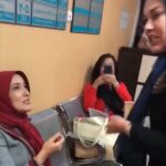 Melika Sharifinia Instagram - ا اینم یک پشت صحنه‌ی مخصوص😀 برای شما دلدادگانی‌های عزیز ! 🌹 شنیدین می‌گن زمان همه چیزو حل می‌کنه ؟ خب... این ویدئو بهتون ثابت می کنه که همیشه هم اینطور نیست!! 😁 دعوای خنده‌دارِ افسانه و مرضیه همچنان سرِ اتفاقات گذشته !!! 😂 ا درضمن طبیعتا تنها کاری که از دست کارگردان عزیزمون بر میومد، این بود که سکوت اختیار کنه ! چون خودش مارو به این روز انداخته !! 😐 ا این فیلم مال زمان فیلمبرداریه ، در بهار 🌹 ا #دلدادگان #سریال_دلدادگان