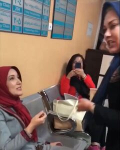 Melika Sharifinia Instagram - ا اینم یک پشت صحنه‌ی مخصوص😀 برای شما دلدادگانی‌های عزیز ! 🌹 شنیدین می‌گن زمان همه چیزو حل می‌کنه ؟ خب... این ویدئو بهتون ثابت می کنه که همیشه هم اینطور نیست!! 😁 دعوای خنده‌دارِ افسانه و مرضیه همچنان سرِ اتفاقات گذشته !!! 😂 ا درضمن طبیعتا تنها کاری که از دست کارگردان عزیزمون بر میومد، این بود که سکوت اختیار کنه ! چون خودش مارو به این روز انداخته !! 😐 ا این فیلم مال زمان فیلمبرداریه ، در بهار 🌹 ا #دلدادگان #سریال_دلدادگان