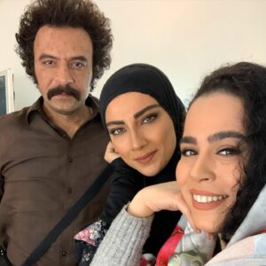 Melika Sharifinia Instagram - .
عکس‌های خوشحال♥️
.
فردا قسمت آخره
به نظرتون چی‌ می‌شه؟ 
.
.
.
#خوشحال #نجلا #سریال #تلویزیون #ماه_رمضان #عشق #جنگ #رفاقت #♥️