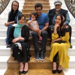 Melika Sharifinia Instagram - ا یک شب به یاد ماندنی جشن پایانی سریال پاهای‌بی‌قرار در کنار آقای هادی مهربان و نازنین 🌹 و سوفیا خانوم جذابشون (معروف به پیدر!) 😍 همراه با خانواده ی عزیز و بی‌نظیرم ❤️ که دعوت آقای هادی و من رو پذیرفتن و در کنارمون بودن 🙏🏻😌🌹 ا ا 🧥👈 @olga.gallery ❤️
