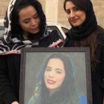 Melika Sharifinia Instagram - ا کارم تموم شده بود و عجله داشتم سعید(گریمورمون) گفت ملیکا می تونی یه کم صبر کنی؟ یه خانومی نقاشیتو کشیده و داره میاره برات گفتم وای دستش درد نکنه حالا چیکار کنم آخه خیلی عجله دارم... می خوای تو ازش بگیر بعد من دیدمت ازت بگیرم و رفتم که وسایلمو بردارم ، چون واقعا دیرم بود چند دقیقه بعدش باز پرسیدم نرسید؟ گفت نه اگه عجله داری برو من می‌گیرم عیبی نداره باید زودتر میومد گفتم خیلی عذرخواهی و تشکر کن ازشون تا بگیرمش ازت و خودم تلفنی تشکر کنم همینطور که داشتم آماده ی رفتن می‌شدم با خودم گفتم واقعا که ! تو خودت نقاشی !!ا اگر خودت بودی دوست داشتی کاری که اینهمه روش وقت گذاشتی و با عشق کشیدی رو به کس دیگه ای بدی ؟ و لذت دیدن لبخند شیرین اون آدم رو موقع دیدنش از دست بدی ؟ دیدم نه... نمیشه ! با هر چی این کارو بکنم با نقاشی نمی‌تونم ! با اینکه خیلی عجله داشتم ولی می‌دونستم اگر صبر نکنم از عذاب وجدان می‌میرم و به خودم بدهکار می‌شم پس وایسادم ، خودمو مشغول کردم و چند تا زنگ زدم تا وسطاش دیدم سمیرا خانوم زیبا و هنرمند با این نقاشی حرفه‌ای و معرکه داره بهم نزدیک میشه👏🌹 واقعا از دیدنش ذوق کردم گفتم وااای چقدر زیباست ، پاستله ؟ گفت بله ، گفتم اینجوری نمیشه باید عکسشم بگیرم و عکسشو گرفتم ، برای شما... چون دلم می‌خواست لذت دیدن این کار زیبا رو باهاتون تقسیم کنم تا ببینید گاهی اوقات در زندگی ، «صبر» چه اتفاقات جذاب و دل‌انگیزی رو می‌تونه به همراه داشته باشه 😌 @samira70_sh ❤️🙏🏻🌹 ا چون زاویه‌ی نقاشی توی عکس خوب نیست عکس خودشم گذاشتم که ببینین چقدر خوبه 🌹
