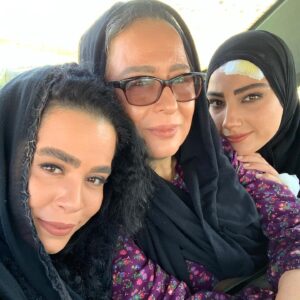 Melika Sharifinia Instagram - .
عکس‌های خوشحال♥️
.
فردا قسمت آخره
به نظرتون چی‌ می‌شه؟ 
.
.
.
#خوشحال #نجلا #سریال #تلویزیون #ماه_رمضان #عشق #جنگ #رفاقت #♥️