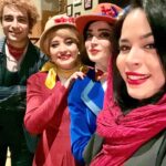 Melika Sharifinia Instagram - ا در کنار عزیزترینِ دلم خواهر بی‌نظیرم ، وینفرد خانومِ مری‌ پاپینز که بازی جذاب و درستش هر بار اشک شوق به چشم‌هام آورد و از دیدن قدرت و تسلطش روی صحنه غرق در غرور و لذت شدم و با نوای دل‌نشین سازش هر بار دلم براش رفت و با تمام وجودم بهش افتخار کردم 😍👏♥️ و شخصِ خانومِ مری‌ پاپینز ، بهنوش جانِ زیبا و جذاب که واقعا نقش به این سختی رو با اون‌همه حرکت و آواز به بهترین نحو اجرا کرد و یک مری پاپینز لوند و‌ دلبرانه رو مهمون قلبم کرد ♥️👏💋 و اما برت عزیز که با اجرای تحسین برانگیزش هر بار لبخند به لبم آورد و با صدای زیباش توانایی‌هاش رو به رخ کشید 👏👌🌹 و جین و مایکل عزییییزدلم ، بازیگرای کوچولو و خوش آتیه‌ی مری پاپینز که واقعا نمی‌دونم چطور در این سن تونستن به این خوبی بازی کنن و به این کوکی بخونن ! خلاصه که بدجوری دلمو بردن ♥️😍♥️ من مری‌پاپینز رو با بازی هر دو آقای بنکس عزیز یعنی هم احسان کرمی و هم کاظم سیاحی دیدم و به نظرم با وجود تفاوت دلپذیری که اجراشون باهم داشت هر دو به شدت روی صحنه درخشیدن👌👏🌹 واقعا نمیشه بیشتر از این تک تک درباره‌ی بازی‌ها نظر بدم ولی می‌خوام چند تا از صحنه‌های این تئاتر که هایلایت قلبم شدن رو بهتون بگم : صحنه‌ی باشکوهِ مغازه‌ی واژه فروشی (سوپرکالی) صحنه‌ی اون سگِ پدرسگ !!ا صحنه‌ی مردِ دونه‌ی پرنده فروش ! با صدای معرکه‌ش صحنه‌ی نمایش وینفرد با پیانوی معرکه‌ش و صحنه‌ی زیبای خداحافظی مری‌پاپینز و برت (فینال ، بادبادک‌ها) ا وقتی گفت قراره مری پاپینز رو اجرا کنن ذوق کردم همیشه عاشق جادو بودم و هستم و خواهم بود از فکر تماشای این همه رنگ و شور و‌ عشق و جادو روی سن تالار وحدت واقعا به وجد اومده بودم و همش با خودم می‌گفتم چطور می‌خوان این کار بزرگ رو با اینهمه اتفاقِ غیر ممکن اجرا کنن ! ولی نتیجه حتی از بهترین حالتی که تصور کرده بودم هم بهتر بود!ا یک کار پرشور و باشکوه که تمام غیرممکن‌ها رو ‌ممکن کرده بود با بازی‌های فوق‌العاده‌ش ، طراحی حرکت و گروه درجه‌ یکش ، آواز و موسیقی پر ابهتش ، طراحی صحنه‌ و لباس درستش ، کارگردانی عالی و جادوهای جذاب و دلبرانه‌ی مری‌ پاپینزیش! الحق که تماشاچی رو دو ساعت از تمام مشکلاتش دور می‌کرد و می‌برد به دنیایی که توش مهربونی تنها دغدغه بود خسته نباشید می‌گم به کل گروه مری‌پاپینز ، روی صحنه ، پشت صحنه و اون عزیزانِ زیرِ صحنه ! پیشنهاد می‌کنم این کار زیبا رو ببینین، فقط ۶ اجرا باقی مونده ♥️ ا پ ن : نور برای عکاسی فاجعه بود خون دل خوردم تا اینا از توش در اومد! 😐 پ پ ن : عاشق عکس چهارمم 😌