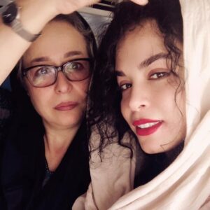 Melika Sharifinia Instagram - ا
تلاش مذبوحانه‌ی عسل‌بانو برای مرتب کردن مو‌های فرفری بنده! 😂
در راه برگشت از بندر لنگه
ا
کیا موی فرفری دوست دارن؟ 
چراااااااااااا؟! 😐
ا 
با حضور افتخاری فرناز خانوم اون پشت ! 🥰
ا
#ملیکا_شریفی_نیا #آزیتا_حاجیان #فرناز_امینی #مادردختری #سفر #بندرلنگه #حال_خوب #جاتون_خالی #کار #عشق #hairstyle #فرفری  #curlyhair