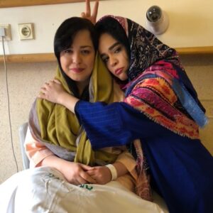 Melika Sharifinia Instagram - ا 
خواهر قشنگم امیدوارم دیگه هیچ‌ وقت
به هیچ دلیلی روی تخت بیمارستان نبینمت ! 
هیچ چیز در این دنیا برای من سخت تر از این نیست 
که شاهد درد کشیدن تو باشم... هیچ چیز ☹️ ا
ا
خدا رو شکر که امر‌وز مرخص میشه 
اصلا دلم نمی خواست شب تولدش تو بیمارستان باشیم ! 
ا
عکس رو همون اول گرفتم 
شاخ هم که رسم همیشگی منه 
در هر حالی باید باشه... 😶