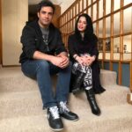 Melika Sharifinia Instagram - ا با منوچهر هادی عزیز کارگردان مهربون دلدادگان ❤️ به بهانه‌ی ۱۰ میلیاردی شدن رحمان ۱۴۰۰ در این زمان کوتاه! 👌 این عکس‌ها یادگارِ اسفند ماهه رفته بودم سر صحنه‌ی سریال «دل» عزیزانم رو ببینم 🌹 به همراه بانوان نازنین یکتا ناصر عزیزم و خانم افسانه بایگان همیشه زیبا یگانه سپیده‌ی دلم و مریم بی‌نظیرم و بهاره‌ی خوشگل و متین خانومِ جیگر و نغمه ی درجه یک و... خلاصه جاتون حسابی خالی بود 😍 و جای خواهر قشنگم❤️ ا کیا رحمان ۱۴۰۰ رو دیدن ؟ خوشتون اومد ؟ ا 📸 @mmoeinbagheri 🙏🏻🌹 ا #منوچهرهادی #یکتاناصر #افسانه_بایگان #ملیکا_شریفی_نیا #رحمان_۱۴۰۰ #دل