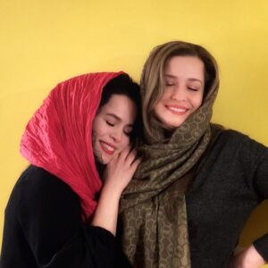 Melika Sharifinia Instagram - .
از بچگی با صدای سازش بزرگ شدم 
هر روز و هر شب نوای دلپذیر پیانوش روشنی‌بخش روزگارم بود 
و هر روز و هر لحظه از شنیدن این نوای دل‌انگیز
غرق غرور و لذت می‌شدم 
چه وقتی اتود انقلابی شوپن رو می‌زد 
چه وقتی برای تمریناتش، هانون و چرنی و دیگر دوستان رو 
که البته وارد بخش دوم نشیم خیلی بهتره 
چون اون بخش شامل یک سری الفاظ زیبایی هم از سمت من می‌شد که اینجا واقعا نمی‌شه بهشون اشاره کرد
خصوصا وقتی هشت صبح اتفاق می‌افتاد!😐
بگذریم
اونایی که خواهر پیانیست دارن خوب می‌دونن من چی می‌گم🥲
از شوخی گذشته حقیقت ماجرا اینه که 
من حتی با صدای تمریناتش هم به وجد می‌اومدم 
چه برسه به قطعات بی‌نظیری که می‌زد 
مثل همین الان 
که هر وقت وسط تمرینش می‌رسم دم در
نیم ساعت دیرتر زنگ رو می‌زنم 
تا قبل از چای‌های فراوان و گپ و گفت خواهرانه
 از سونات مهتاب بتهوون نهایت لذت رو ببرم 
و هر روز و هر لحظه خدا رو شکر می‌کنم 
که همچین خواهر هنرمندی بهم داده 
که هر وقت حالم خوب نیست و حوصله‌ی هیچی رو ندارم 
بتونم با معجزه‌ی سازش از این دنیا دور بشم و 
برم جایی که دست خودمم بهِم نرسه
و کیف کنم 
و عشق کنم 
و آروم بشم 
آروم بشم
آروم بشم 
.
تولدت مبارک آرامش زندگی من 
مرسی که به این دنیای عجیب و غریب اومدی
تا من بهانه‌ای برای نفس کشیدن داشته باشم 
تو تمام دنیای منی 
بدون تو زندگی ممکن نیست
بمون برام ♥️
.
@mehraveee 🌼
.
#تولد #عشق #فروردین #آرامش #زندگی #خواهر