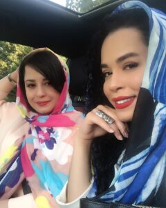 Melika Sharifinia Instagram - ا خواهر فروردینی 😀♥️😍 خواهری برای تمام فصول ! نمی‌دونم کدوم‌ یکی از شما تا این حد خوشبخت بودین که خدا یه خواهر فروردینی بهتون بده ! ولی اونایی که بودن کاملا می‌فهمن من چی‌ می‌گم خواهرای فروردینی موجودات بی‌نهایت دل‌انگیزی هستن 😌 روحِ لطیف و سبزشون همه جا سایه می‌ندازه واسه اینه که همیشه خونه‌شون سبز و پُر گُله 🍀 شمع‌هاشون روشنه و چای‌هاشون دَم ! 🕯☕️ خونه‌ی یک خواهر فروردینی همیشه و در هر حالتی آماده‌ی مهمونه... حتی اگر خودش حوصله‌ی اون مهمونِ سمج رو نداشته باشه (حالا اشاره‌ی مستقیم نمی‌کنم !😶) ولی بازهم همیشه قلبش به حوصله‌ش غلبه می‌کنه و اون مهمونِ بی‌موقعی که دلش لک زده برای دیدن خواهرش رو می‌پذیره تازه در اوجِ بی‌حوصلگی غذای محبوبش رو هم براش می‌پزه و دم به دقیقه هم چایی‌شو پُر می‌کنه ! تا نکنه یه وقت به این مهمونِ ناخونده بد بگذره ! بد بگذره ؟ اصلا مگه ممکنه ؟ مگه میشه در آغوش چنین خواهری بود و بد گذروند؟ خواهری که سراسر عشقه و معرفت و شور و هنر دختر جذابی که تمام مدت باهاش می‌خندی و عشق می‌کنی... می‌خونی و یاد می‌گیری... سوالی نیست که بپرسی و جوابش رو ندونه ، مساله‌ای نیست که نتونه حلش کنه ! همراهی که همیشه برای کمک اولین نفره و امکان نداره کاری رو ازش بخوای و به بهترین نحو برات انجامش نده خواهری که سراسر عشق و محبته و انرژی‌های فوق‌العاده‌ و جاریش همیشه روحتو جلا میده هنرمند بی‌نظیری که هر وقت می‌رسی در خونه‌ش از صدای پیانوی لطیف و بی‌نظیرش سرمـَــــــست می‌شی و دلت می‌خواد هیچوقت زنگ دَرو نزنی ! که نوای اون ساز جذاب تا ابد ادامه پیدا کنه... و من عجب خوشبختم که تو رو دارم مهربون‌ترین فروردینیِ دنیا با خونه‌ی همیشه سبزت سازِ همیشه کوکت و قلبِ همیشه سُرخت ♥️ تولدت مبارک عشق بی‌نظیرم مرسی که به دنیا اومدی تو تمام هستیِ منی همیشه باش تا باشم 💋 ا #مهراوه_شریفی_نیا #ملیکا_شریفی_نیا #تولدت_مبارک #تولد #عشق #آرزو #امید #روزهای_خوب #خواهرانه #ملیکاومهراوه #هنر #ساز #پیانو #نفس
