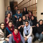 Melika Sharifinia Instagram - ا با منوچهر هادی عزیز کارگردان مهربون دلدادگان ❤️ به بهانه‌ی ۱۰ میلیاردی شدن رحمان ۱۴۰۰ در این زمان کوتاه! 👌 این عکس‌ها یادگارِ اسفند ماهه رفته بودم سر صحنه‌ی سریال «دل» عزیزانم رو ببینم 🌹 به همراه بانوان نازنین یکتا ناصر عزیزم و خانم افسانه بایگان همیشه زیبا یگانه سپیده‌ی دلم و مریم بی‌نظیرم و بهاره‌ی خوشگل و متین خانومِ جیگر و نغمه ی درجه یک و... خلاصه جاتون حسابی خالی بود 😍 و جای خواهر قشنگم❤️ ا کیا رحمان ۱۴۰۰ رو دیدن ؟ خوشتون اومد ؟ ا 📸 @mmoeinbagheri 🙏🏻🌹 ا #منوچهرهادی #یکتاناصر #افسانه_بایگان #ملیکا_شریفی_نیا #رحمان_۱۴۰۰ #دل