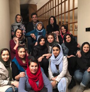 Melika Sharifinia Instagram - ا
با منوچهر هادی عزیز 
کارگردان مهربون دلدادگان ❤️
به بهانه‌ی ۱۰ میلیاردی شدن رحمان ۱۴۰۰ در این زمان کوتاه! 👌
این عکس‌ها یادگارِ اسفند ماهه 
رفته بودم سر صحنه‌ی سریال «دل» عزیزانم رو ببینم 🌹
به همراه بانوان نازنین یکتا ناصر عزیزم 
و خانم افسانه بایگان همیشه زیبا 
یگانه سپیده‌ی دلم و مریم بی‌نظیرم 
و بهاره‌ی خوشگل و متین خانومِ جیگر و نغمه ی درجه یک و... خلاصه جاتون حسابی خالی بود 😍
و جای خواهر قشنگم❤️
ا
کیا رحمان ۱۴۰۰ رو دیدن ؟ خوشتون اومد ؟ 
ا
📸 @mmoeinbagheri 🙏🏻🌹
ا
#منوچهرهادی #یکتاناصر #افسانه_بایگان #ملیکا_شریفی_نیا #رحمان_۱۴۰۰ #دل