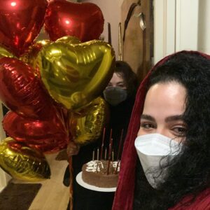 Melika Sharifinia Instagram - .
عزیزترین خواهر دنیا 
تولدت مبارککک ♥️
تو خورشید زندگی منی 
از تو انرژی می‌گیرم 
از تو قدرت می‌گیرم 
از تو عشق می‌گیرم 
توی سخت‌ترین شرایط 
از تو آرامش می‌گیرم 
حضور تو بهم قوت ‌قلب می‌ده 
حرف‌های تو بهم انگیزه می‌ده 
لبخند تو بهم امید می‌ده 
همراه‌ترینم
اگر تورو نداشتم
این دنیا مفت نمی‌ارزید 
دوست دارم عشق بی‌نظیرم
بمون برام 💋
@mehraveee ♥️
.
.
#تولد #خواهر #عشق #زندگی #نفس #فروردین #بهار