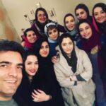 Melika Sharifinia Instagram - ا با منوچهر هادی عزیز کارگردان مهربون دلدادگان ❤️ به بهانه‌ی ۱۰ میلیاردی شدن رحمان ۱۴۰۰ در این زمان کوتاه! 👌 این عکس‌ها یادگارِ اسفند ماهه رفته بودم سر صحنه‌ی سریال «دل» عزیزانم رو ببینم 🌹 به همراه بانوان نازنین یکتا ناصر عزیزم و خانم افسانه بایگان همیشه زیبا یگانه سپیده‌ی دلم و مریم بی‌نظیرم و بهاره‌ی خوشگل و متین خانومِ جیگر و نغمه ی درجه یک و... خلاصه جاتون حسابی خالی بود 😍 و جای خواهر قشنگم❤️ ا کیا رحمان ۱۴۰۰ رو دیدن ؟ خوشتون اومد ؟ ا 📸 @mmoeinbagheri 🙏🏻🌹 ا #منوچهرهادی #یکتاناصر #افسانه_بایگان #ملیکا_شریفی_نیا #رحمان_۱۴۰۰ #دل