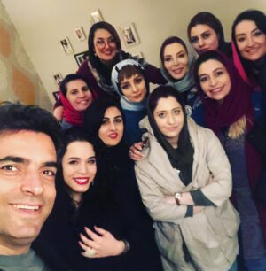 Melika Sharifinia Instagram - ا
با منوچهر هادی عزیز 
کارگردان مهربون دلدادگان ❤️
به بهانه‌ی ۱۰ میلیاردی شدن رحمان ۱۴۰۰ در این زمان کوتاه! 👌
این عکس‌ها یادگارِ اسفند ماهه 
رفته بودم سر صحنه‌ی سریال «دل» عزیزانم رو ببینم 🌹
به همراه بانوان نازنین یکتا ناصر عزیزم 
و خانم افسانه بایگان همیشه زیبا 
یگانه سپیده‌ی دلم و مریم بی‌نظیرم 
و بهاره‌ی خوشگل و متین خانومِ جیگر و نغمه ی درجه یک و... خلاصه جاتون حسابی خالی بود 😍
و جای خواهر قشنگم❤️
ا
کیا رحمان ۱۴۰۰ رو دیدن ؟ خوشتون اومد ؟ 
ا
📸 @mmoeinbagheri 🙏🏻🌹
ا
#منوچهرهادی #یکتاناصر #افسانه_بایگان #ملیکا_شریفی_نیا #رحمان_۱۴۰۰ #دل