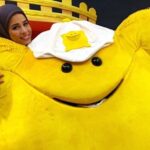 Melika Sharifinia Instagram - ا قسمت پایانی سریال بالشها امروز توزیع شد 🌹 واقعا ممنونیم از استقبال بی سابقه‌تون از این سریال در نمایش‌خانگی ، چون در این شرایط اقتصادی واقعا سریال خریدن خیلی سخته 🙏🏻 باید بگم به شدت قدردان و شگفت‌زده هستم از اتفاقی که برای این سریال افتاد... گرچه روزی که فیلمنامه رو خوندم می‌دونستم این کار چه اتفاق جذابی در دنیای کودک می‌تونه باشه و با وجود عشقی که تک تک عوامل به این کار دادن و زحمات بسیاری که کارگردان و نویسنده‌ی عزیزمون براش کشیدن هر روز بیشتر و بیشتر به نتیجه‌ش مطمئن می‌شدم ولی اتفاقی که در عمل برای این کار افتاد فرای تصور من بود ! می‌خوام بدونین باعث افتخار منه که باز هم در کاری حضور داشتم که این‌طور به دل بچه‌ها نشسته 😍 و آرزو می‌کنم که نویسنده و کارگردان بی‌نظیرمون همیشه سلامت باشن و سایه شون بالای سر ما باشه تا بتونیم بازهم با آثار زیباشون دل فرشته‌هاتونو شاد کنیم و همچنین راه و رسم زندگی رو به زبان خودشون یادشون بدیم 😌❤️ ا پیج رسمی سریال بالشها 👈 @baleshha 👉 ا @ahmad_darvishalipour 🌹 @mohammaddarvish 🌹