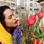 Melika Sharifinia Instagram - ا قدیمی‌ها می‌گفتند با یک گل... بهار نمی‌شود قدیمی‌ها خیال می‌کردند با شکفتن گل‌های بیشتر است که بهار ، رخ می‌نمایاند چون در واقع رازِ فرارسیدن این بهار نمادین در هم‌بستگی‌ست و اگر همه ‌باهم تلاش کنیم و بخواهیم بی‌شک آن اتفاقِ درست می‌افتد و بالاخره این بهار زیبا زنگ خانه‌های ما را نیز خواهد زد و ما با چای و نقل و نبات به استقبالش خواهیم رفت و کیف ‌ها خواهیم کرد با این قدمِ نورسیده و حالمان ... آه حالمان حسابی خوب خواهد شد! اما خب قدیمی‌ها قدیمی بودند... قدیمی‌ها خبر نداشتند این روزها حتی اگر تمام گل‌های جهان دست به دست هم دهند و وجب به وجبِ دنیا را با وجودشان‌ فرش کنند باز هم انگار این بهار به سرزمینِ بی‌گناهِ ما نخواهد آمد... ا ا #سیل #بلایای_طبیعی #ایران #بلایای_غیرطبیعی ! #تسلیت ا 📸 @fatemeabedinii 🍀